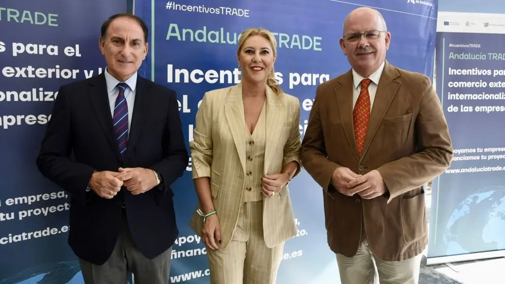 Javier Gonz&aacute;lez de Lara, presidente de la CEA; Carolina Espa&ntilde;a, consejera de la Junta de Andaluc&iacute;a, y Javier S&aacute;nchez Rojas, presidente de las C&aacute;maras de Comercio de Andaluc&iacute;a