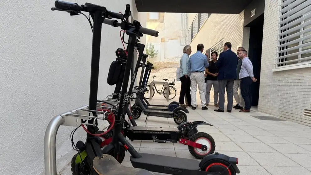 M&oacute;dulos de aparcamiento seguro instalados en el IES Los &Aacute;ngeles de Almer&iacute;a