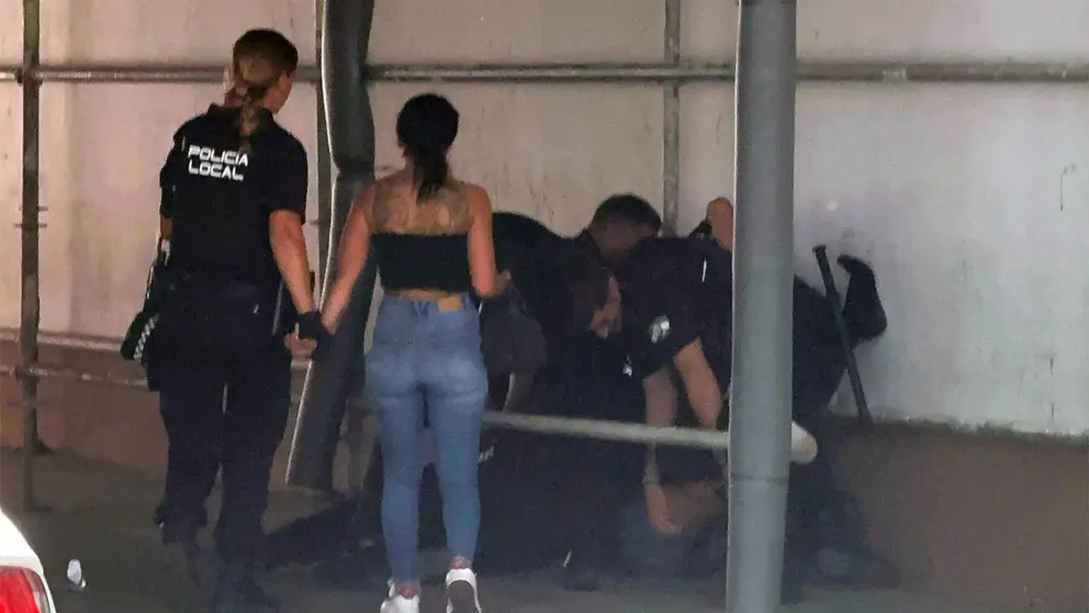 Momento de la reducci&oacute;n del var&oacute;n por agentes de la Polic&iacute;a Local en la calle Porvera de Jerez | El MIRA