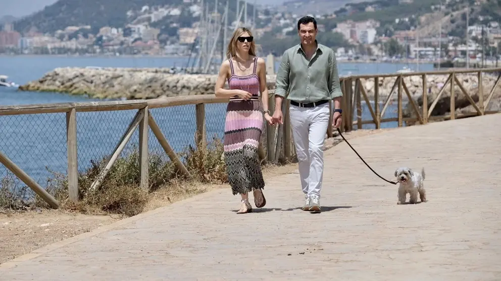 Juanma Moreno, en una imagen de archivo con su mascota