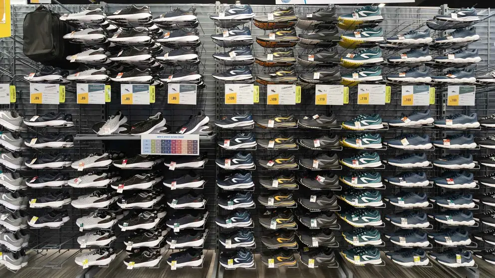Secci&oacute;n de zapatillas de Decathlon