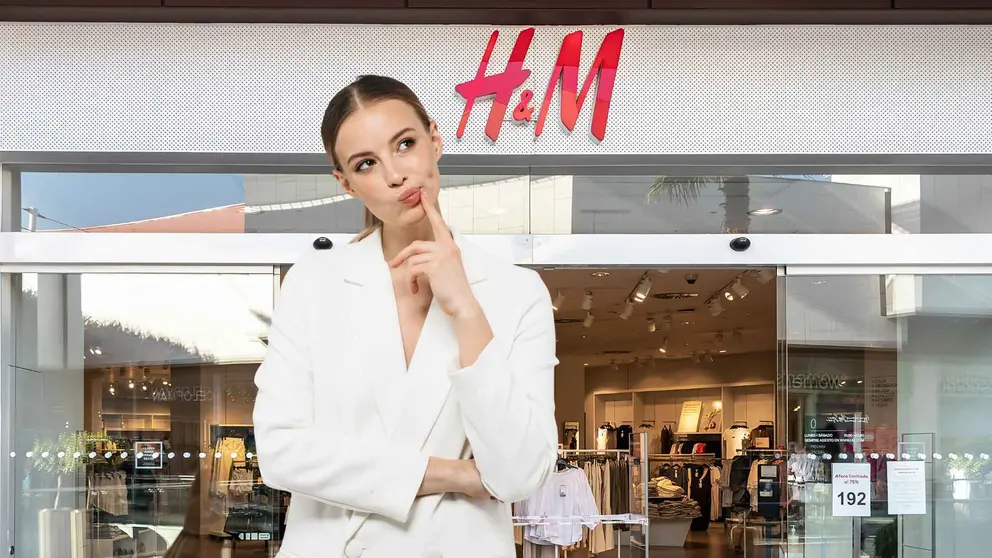Una mujer frente a una tienda H&M