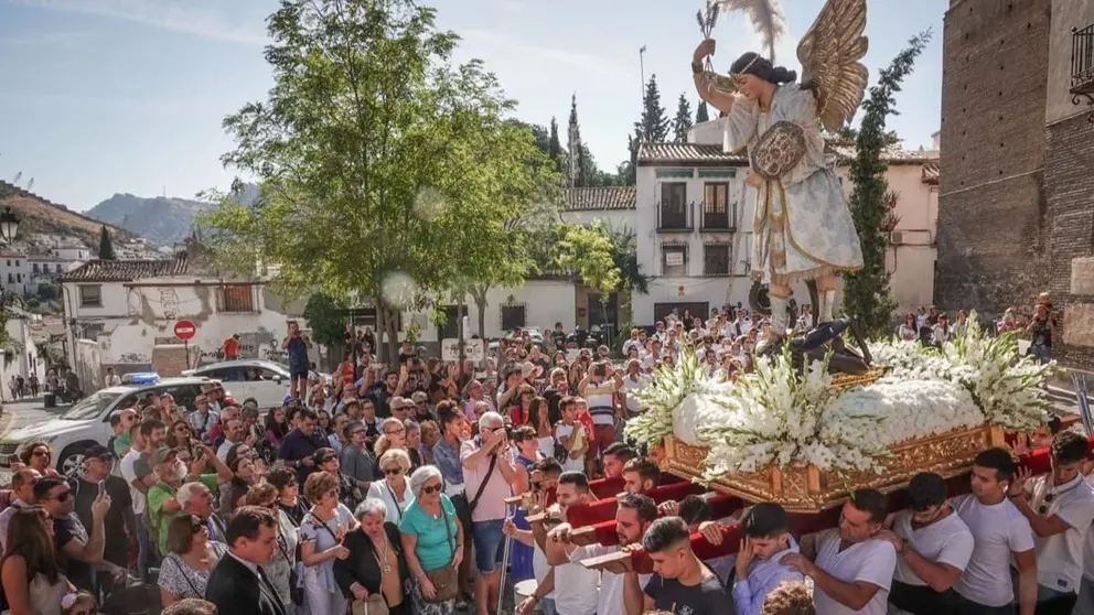 Procesi&oacute;n del patr&oacute;n del Albaic&iacute;n durante uan edici&oacute;n de sus fiestas de San Miguel