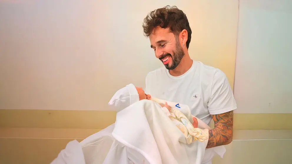 Anto&ntilde;ito Molina coge en brazos a su hija reci&eacute;n nacida Vega