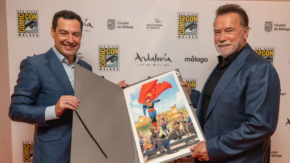 Juanma Moreno, junto al mito del cine Arnold Schwarzenegger
.