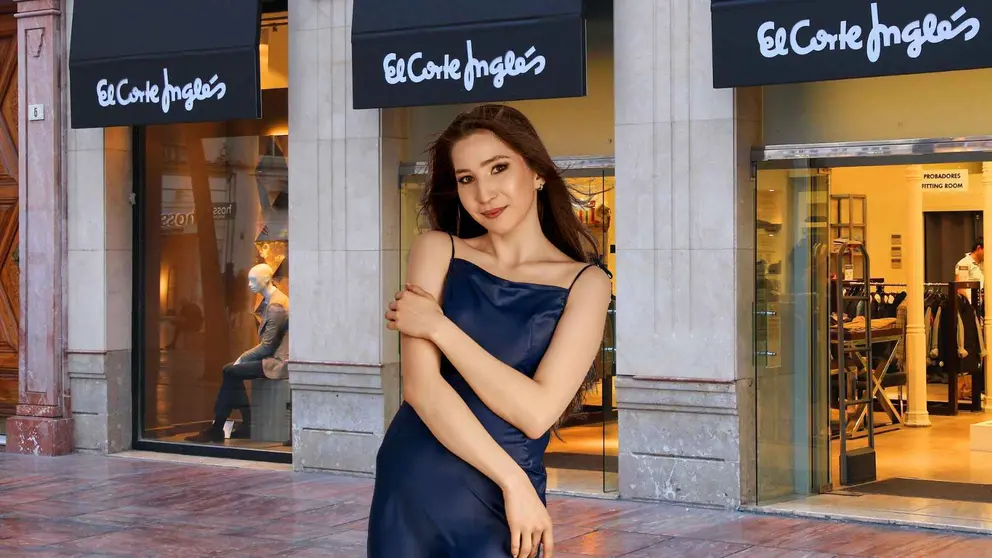 Una mujer frente a una tienda de El Corte Ingl&eacute;s