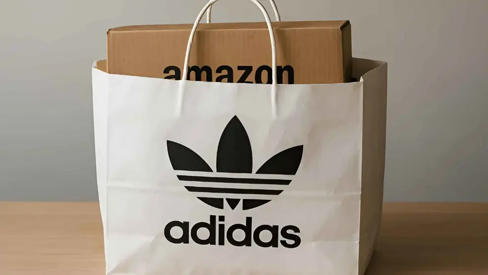 Una caja de Amazon dentro de una bolsa de Adidas