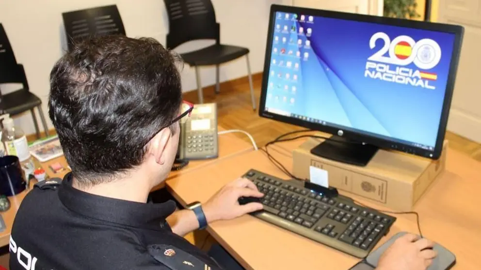 Imagen de archivo de un agente de la Polic&iacute;a Nacional en una comisar&iacute;a
