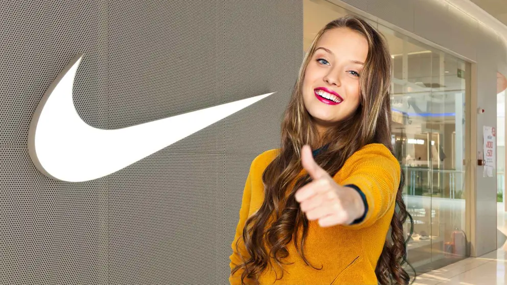 Una mujer frente a una tienda de Nike