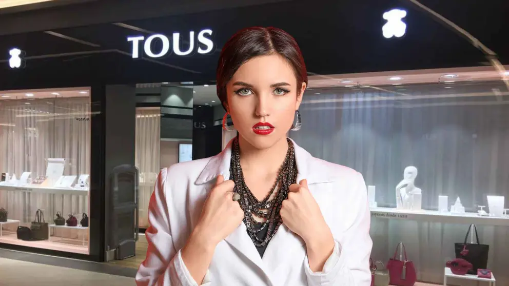 Una mujer frente a una tienda de Tous