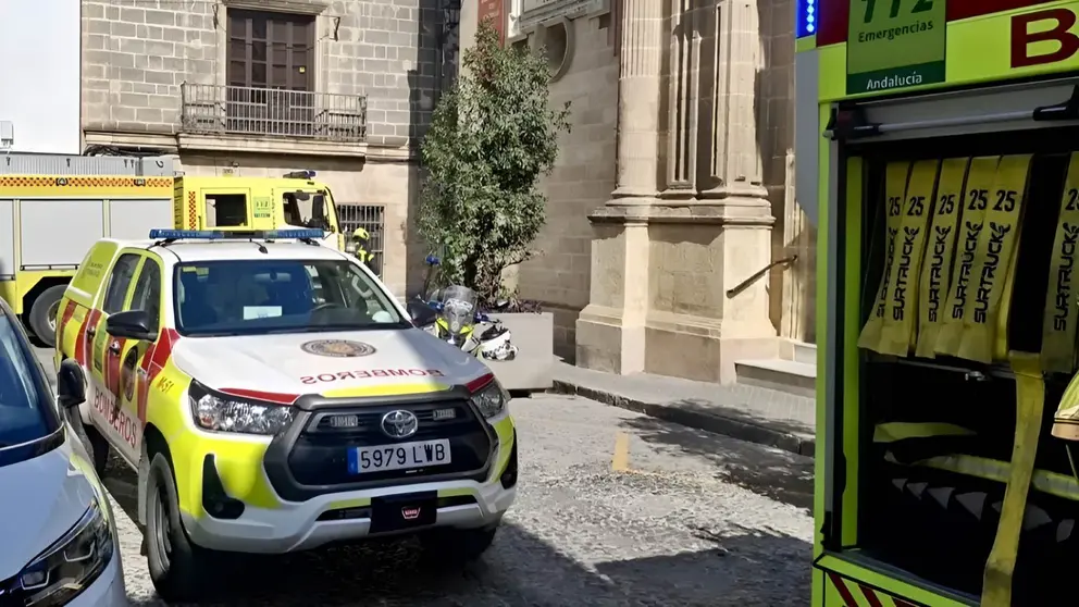 Incendio junto a la iglesia del Carmen en Jerez