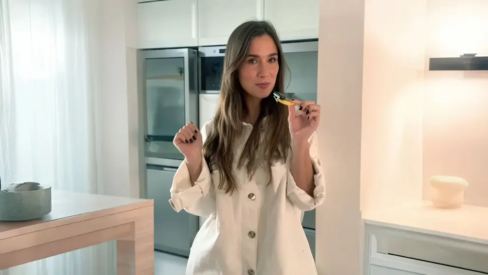 Mar&iacute;a Pombo ense&ntilde;a en TikTok c&oacute;mo preparar un aperitivo con hojaldre, aceitunas y piparras que ya arrasa en Espa&ntilde;a