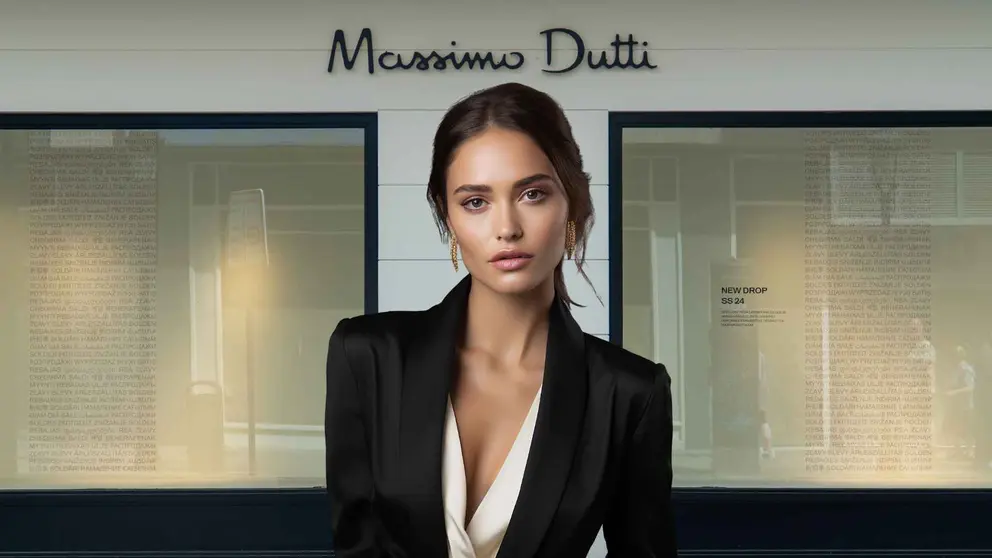 Una mujer a la moda frente a una tienda Massimo Dutti