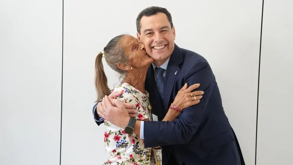 Juanma Moreno, durante la inauguraci&oacute;n de la ampliaci&oacute;n del centro de salud La Carihuela en Torremolinos