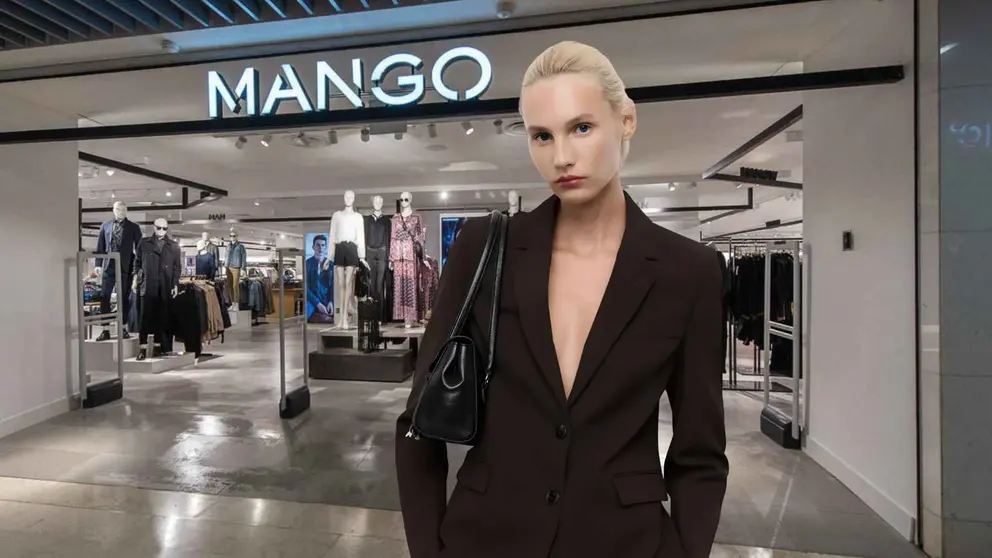 Una mujer frente a una tienda de Mango
