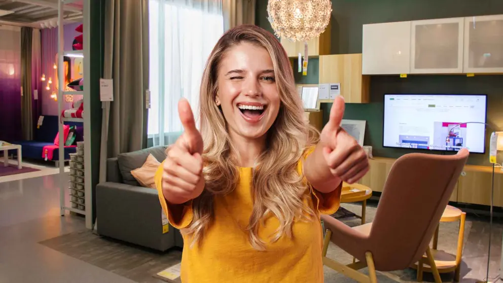 Una mujer en el interior de una tienda de Ikea
