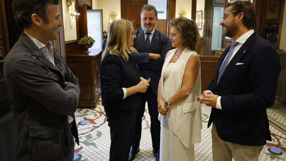 La consejera de Sostenibilidad, Catalina Garc&iacute;a, junto a la alcaldesa de Granada Marifr&aacute;n Carazo