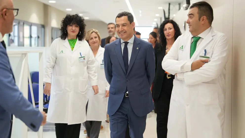 Juanma Moreno, durante la inauguraci&oacute;n del Consultorio de Piedras Redonda en Almer&iacute;a