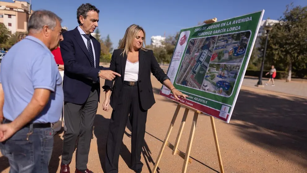 La alcaldesa de Granada, Marifr&aacute;n Carazo, durante su visita a unas zonas infantiles