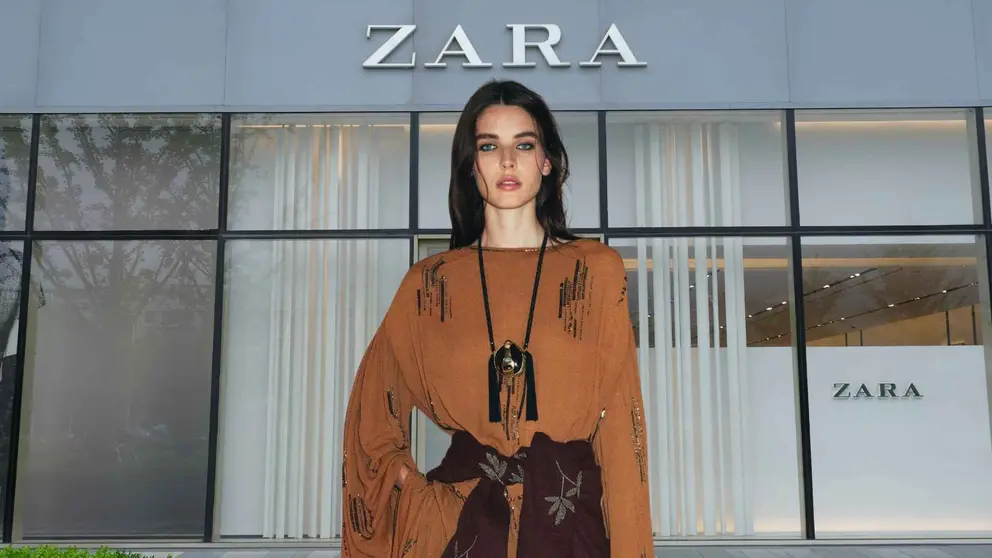 Una mujer frente a una tienda Zara