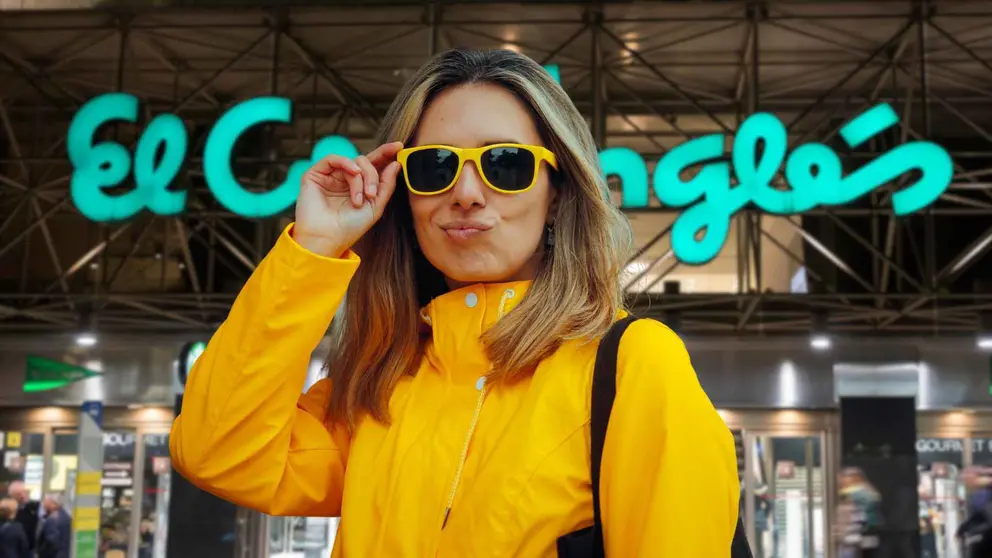 Una mujer frente a una tienda de El Corte Ingl&eacute;s