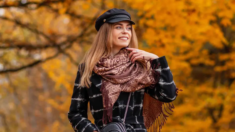 Una mujer vestida a la moda en oto&ntilde;o