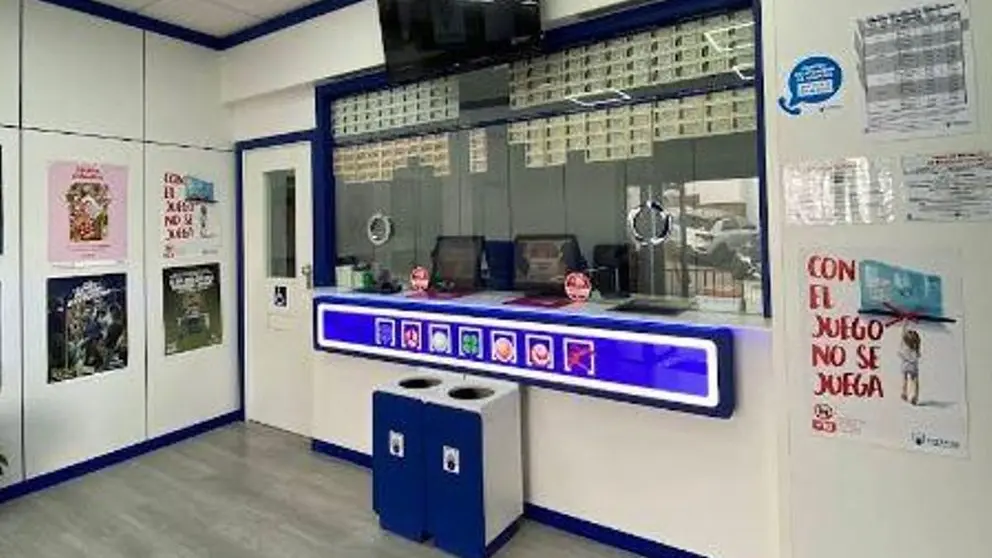 Interior de la administraci&oacute;n n&uacute;mero 1 de Ardales donde se ha sellado el boleto ganador