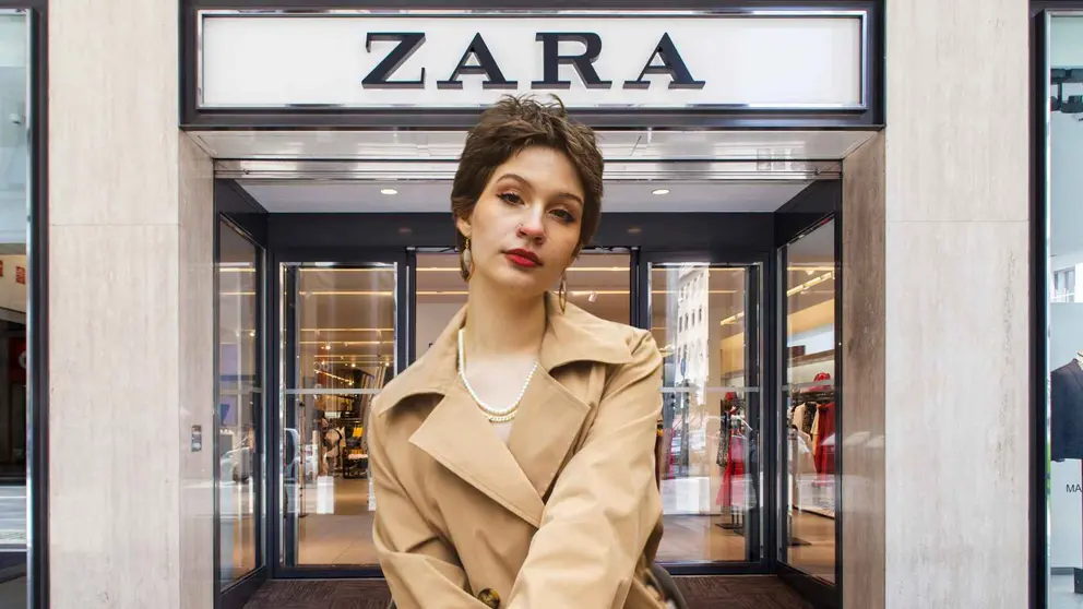 Una mujer a la moda frente a una tienda de Zara