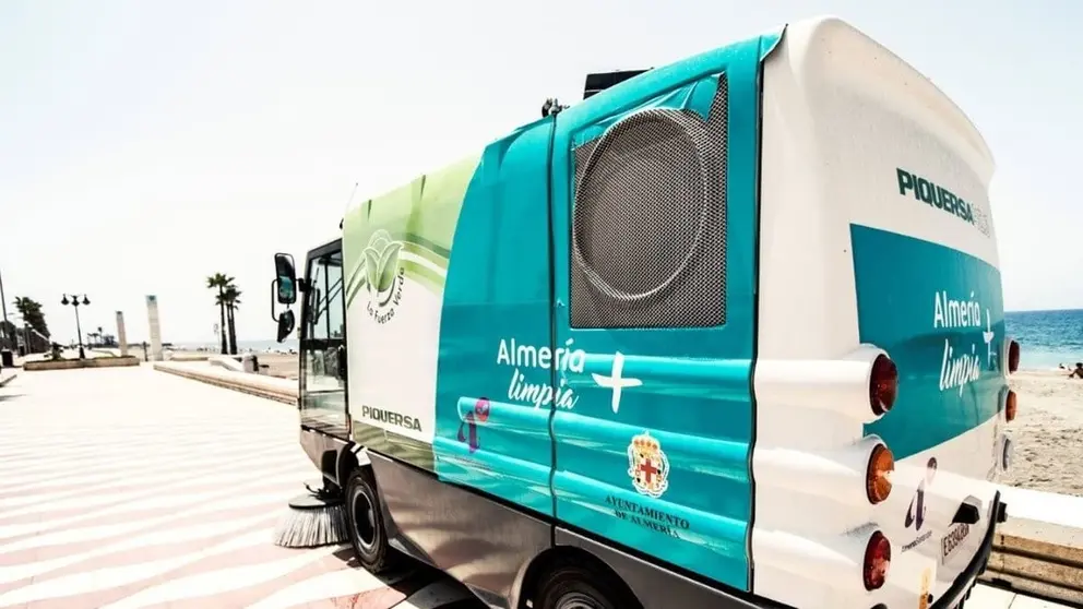 Veh&iacute;culo de limpieza viaria del Ayuntamiento de Almer&iacute;a en el Paseo Mar&iacute;timo