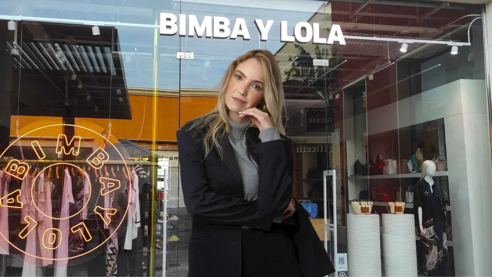 Una mujer a la moda frente a una tienda Bimba y Lola
