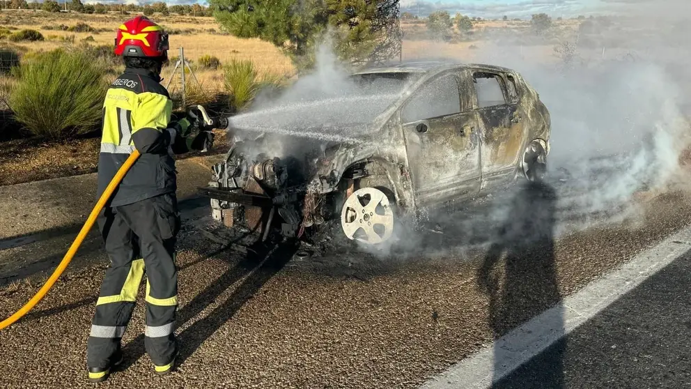 Un coche de bomberos atiende un accidente, en una imagen de archivo