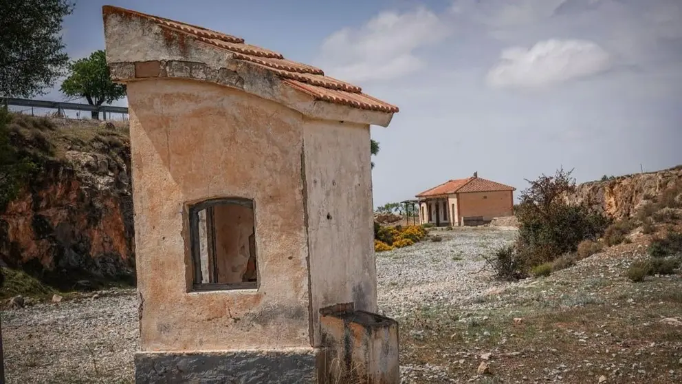 La estaci&oacute;n de tren abandonada de Gor, en la comarca de Guadix, uno de los municipios con prioridad alta de actuaci&oacute;n contra la despoblaci&oacute;n,