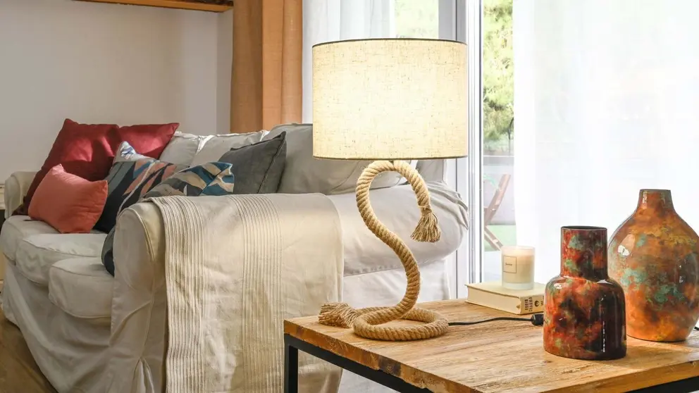 L&aacute;mpara de mesa ROMLUXE 1 luz E27 de cuerda marr&oacute;n 22 cm di&aacute;metro en Leroy Merlin