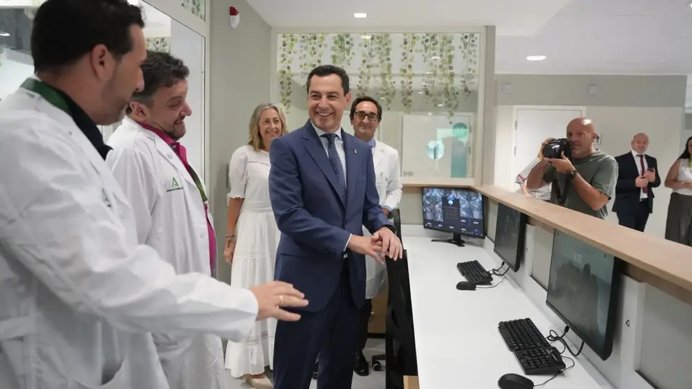 Juanma Moreno, en una visita al Hospital Virgen del Roc&iacute;o de Sevilla