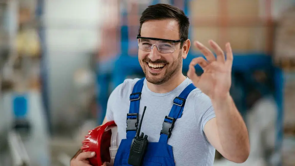 Un trabajador en una f&aacute;brica