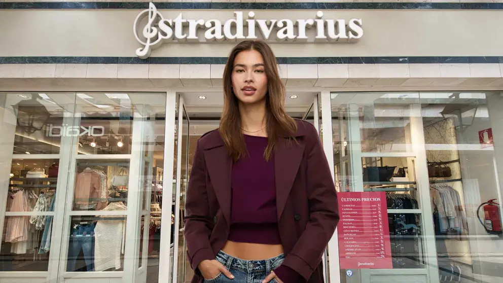 Trench regular b&aacute;sica con cintur&oacute;n de Stradivarius