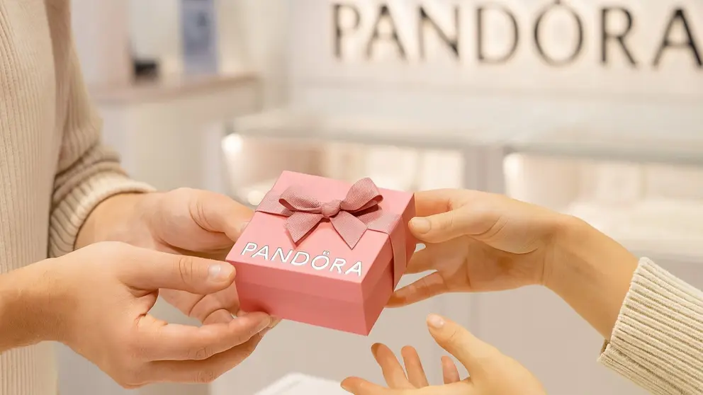 Pandora brilla con sus anillos minimalistas de plata y oro que arrasan esta temporada