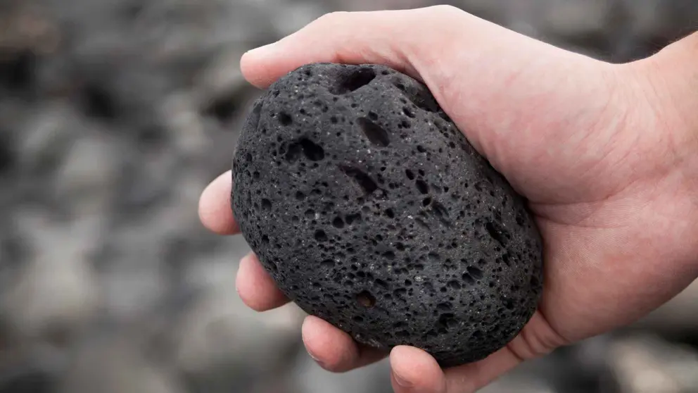 Una piedra en la mano