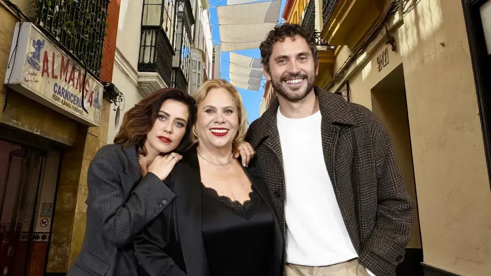 Mar&iacute;a Le&oacute;n, Carmina Barrios y Paco Le&oacute;n 