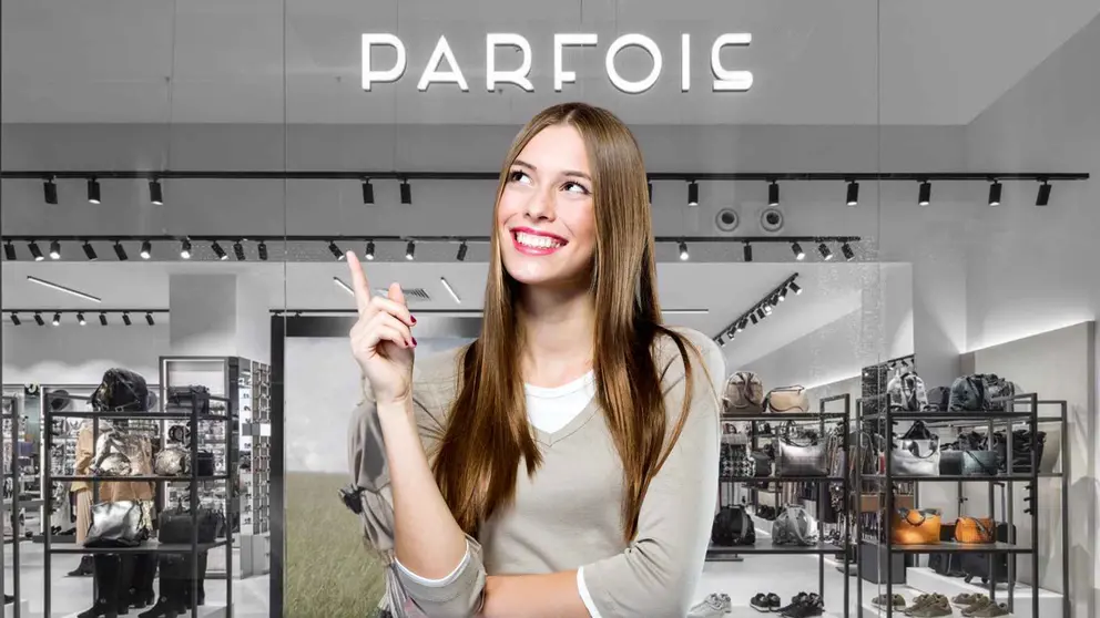 Una mujer a la moda en una tienda de Parfois