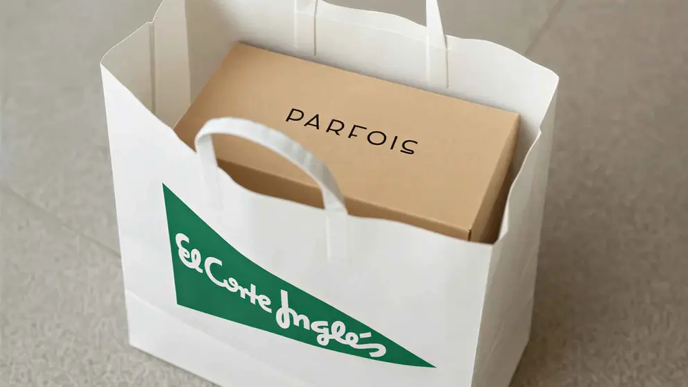 Una bolsa de compra de El Corte Ingl&eacute;s con una caja de Parfois