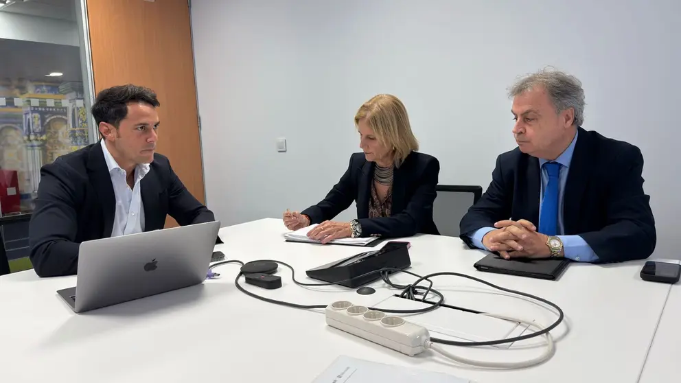 Garc&iacute;a-Pelayo y Antonio Real en la reuni&oacute;n con Ryanair