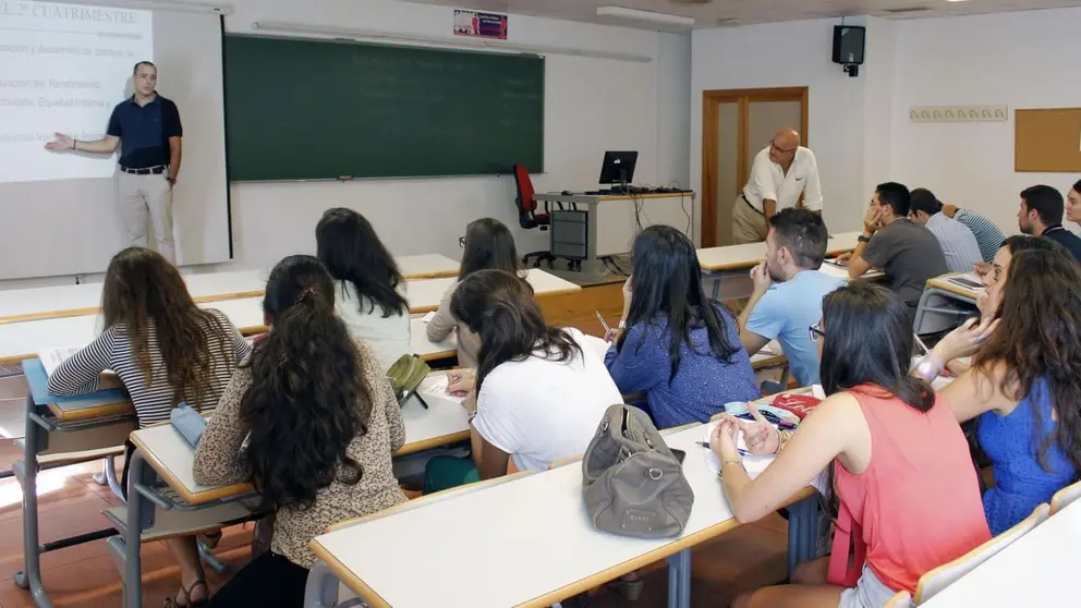 Estudiantes reciben clases en un aula de Andaluc&iacute;a