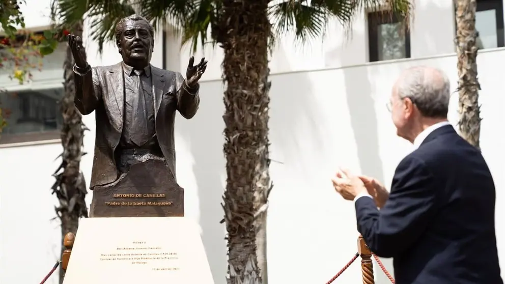 El alcalde, Francisco de la Torre, ante una obra del artista malague&ntilde;o Juan Vega