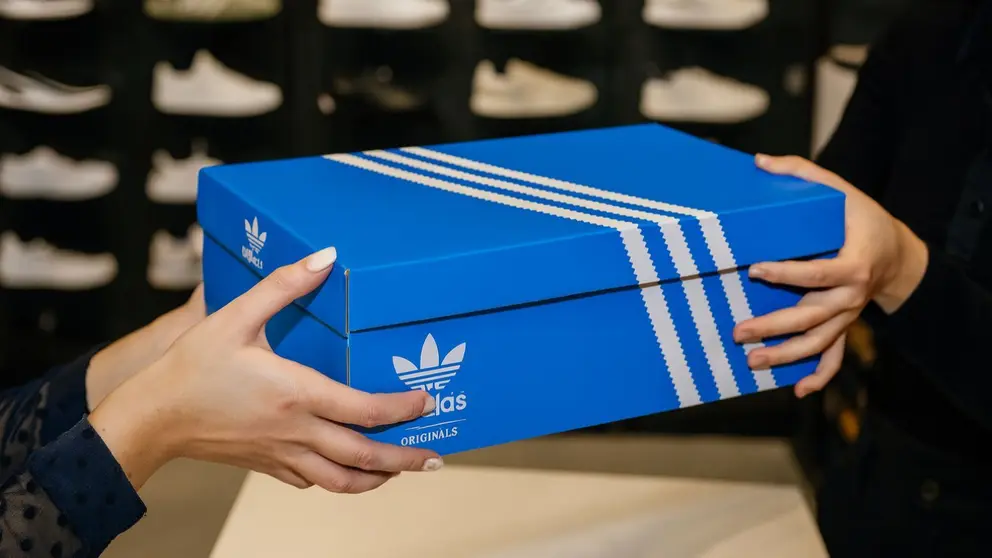 Caja de compra de zapatillas Adidas