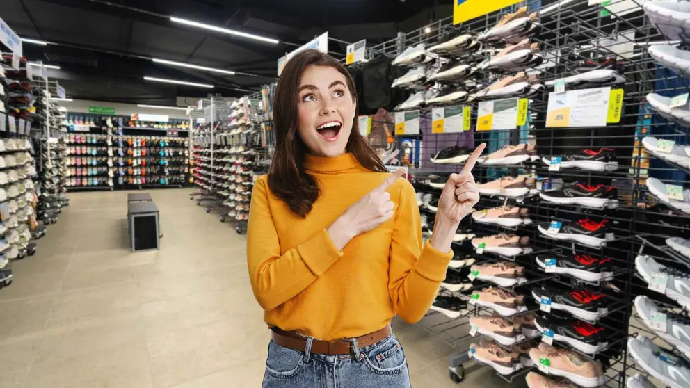 Una mujer en la secci&oacute;n de calzado en Decathlon
