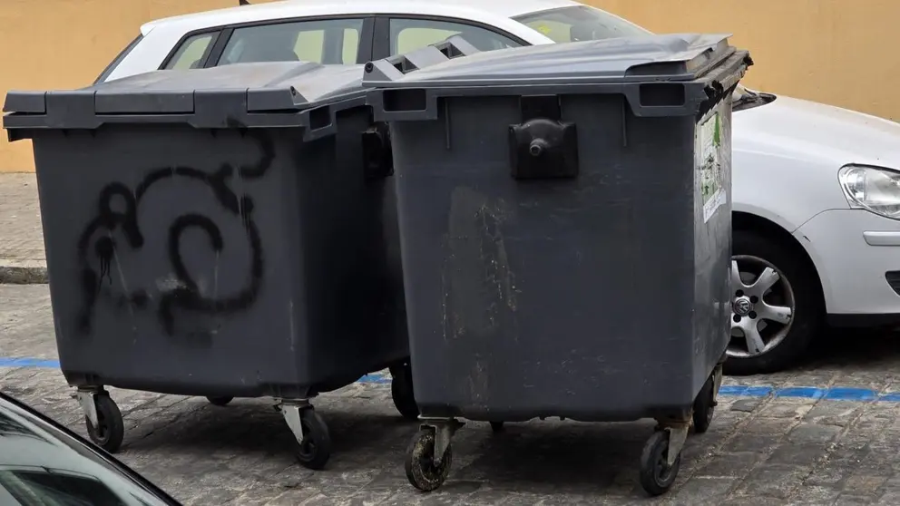 Un vecino mueve contnedores de un lado a otro de la calle Carbon&aacute;, en P&iacute;o XII, Jerez