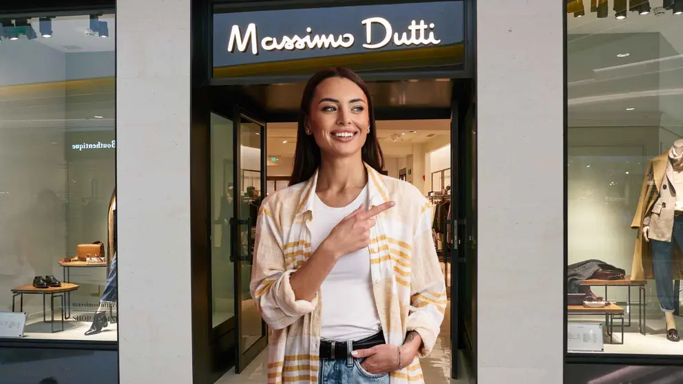 Una mujer frente a una tienda de Massimo Dutti