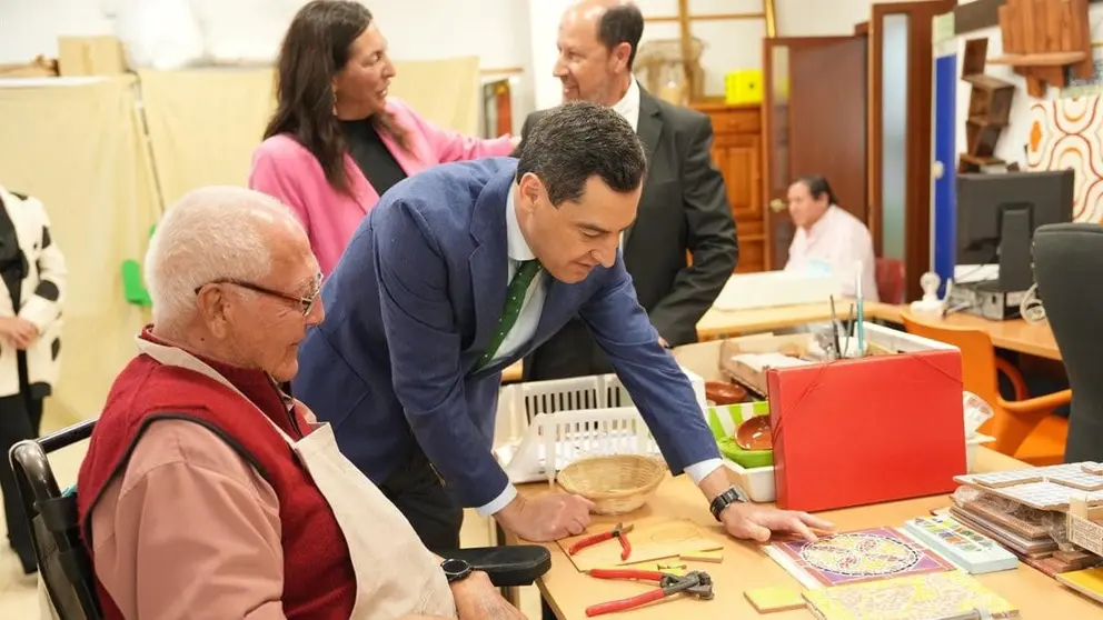 Juanma Moreno, durante una visita a una residencia de mayores en Huelva