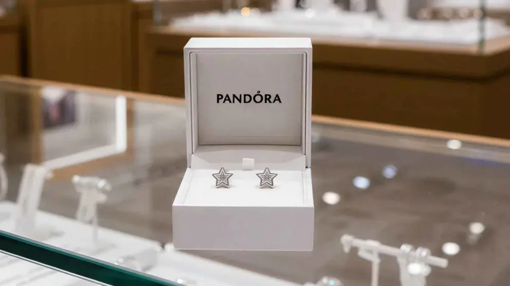 Estos pendientes de Pandora lo tienen todo por menos de 50 euros plata, circonitas y cristales 
